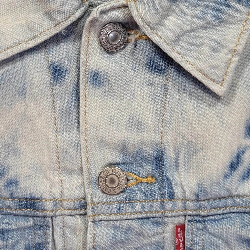 Levi's Women's Ex-Boyfriend Trucker Jacket, Light Blue Acid Wash Tie Dye Size S